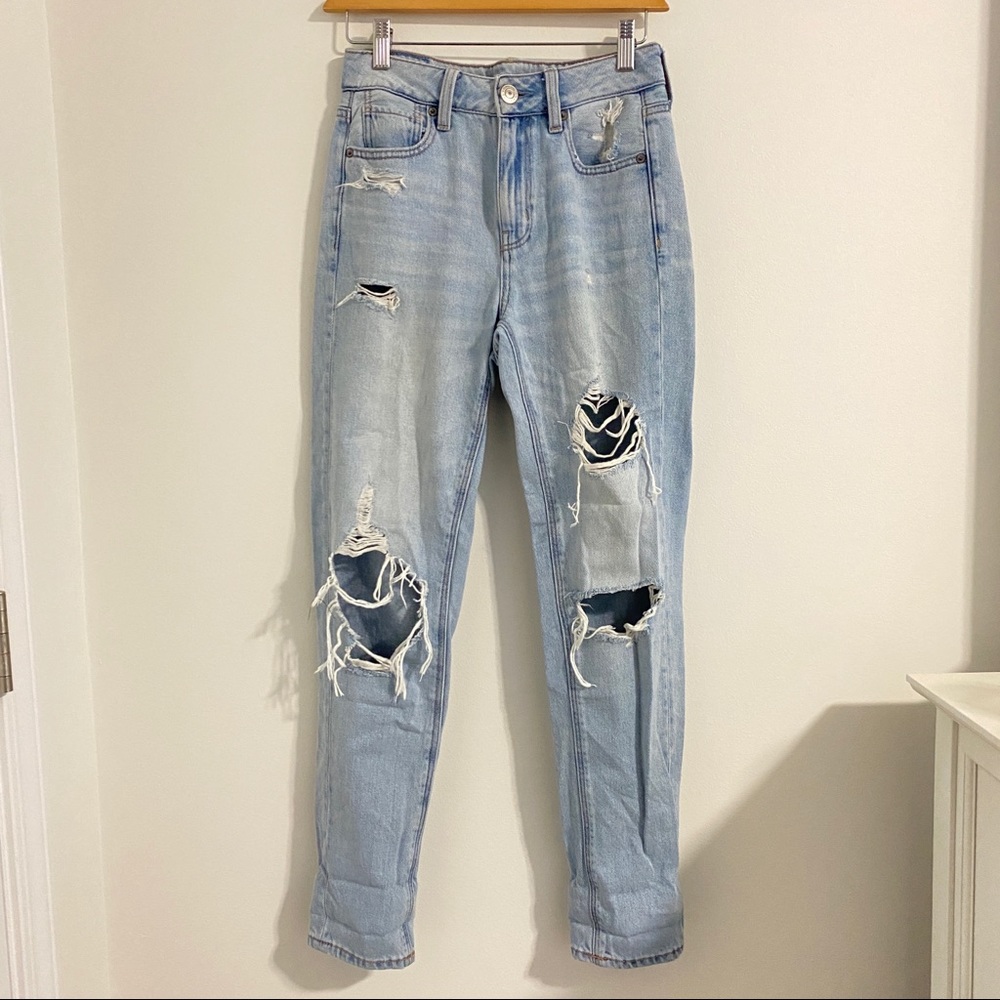 American Eagle light wash high rise tomgirl jeans